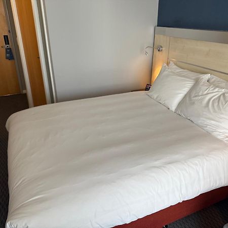 Holiday Inn Express Swindon City Centre By Ihg Экстерьер фото