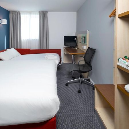 Holiday Inn Express Swindon City Centre By Ihg Экстерьер фото