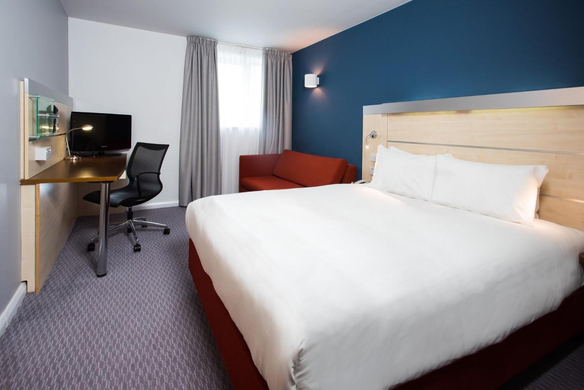 Holiday Inn Express Swindon City Centre By Ihg Экстерьер фото