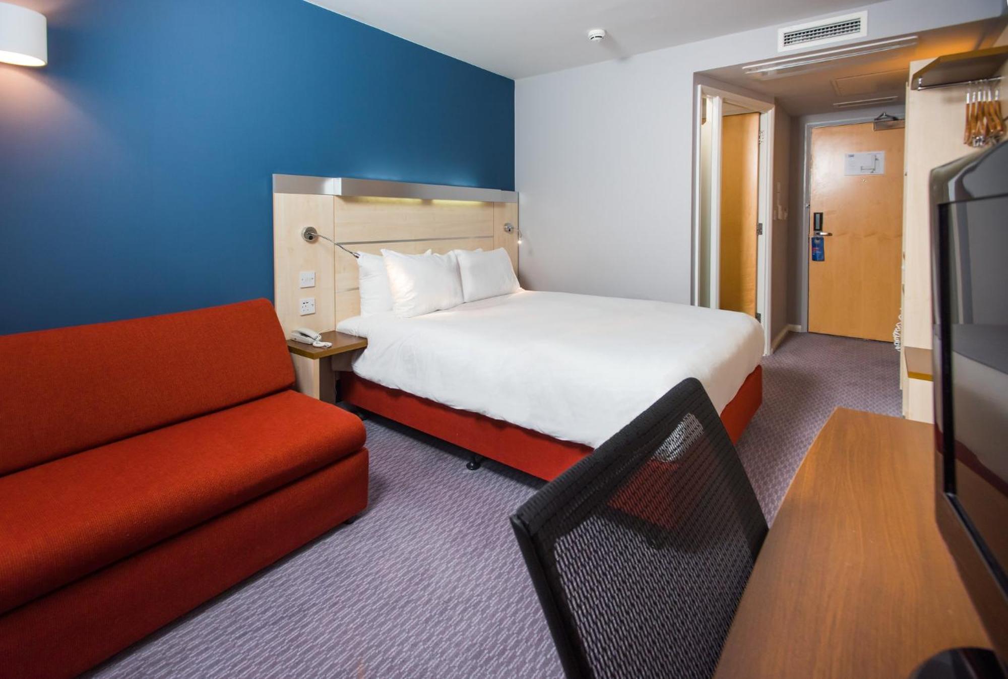 Holiday Inn Express Swindon City Centre By Ihg Экстерьер фото
