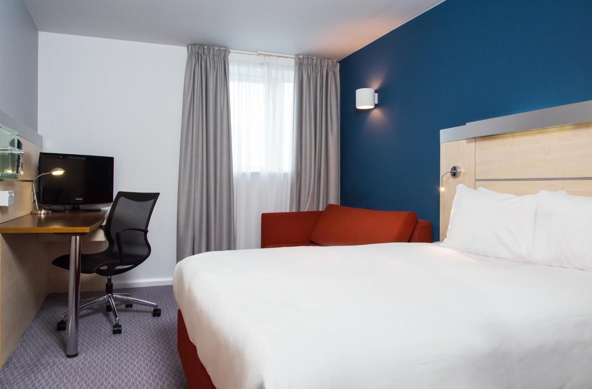 Holiday Inn Express Swindon City Centre By Ihg Экстерьер фото