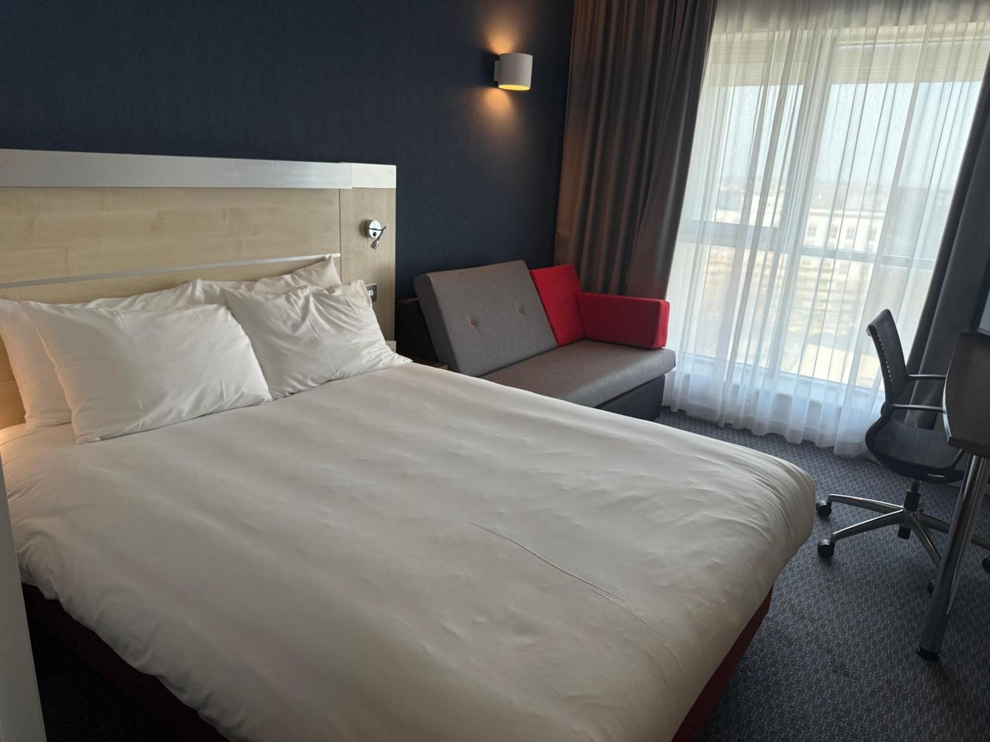 Holiday Inn Express Swindon City Centre By Ihg Экстерьер фото