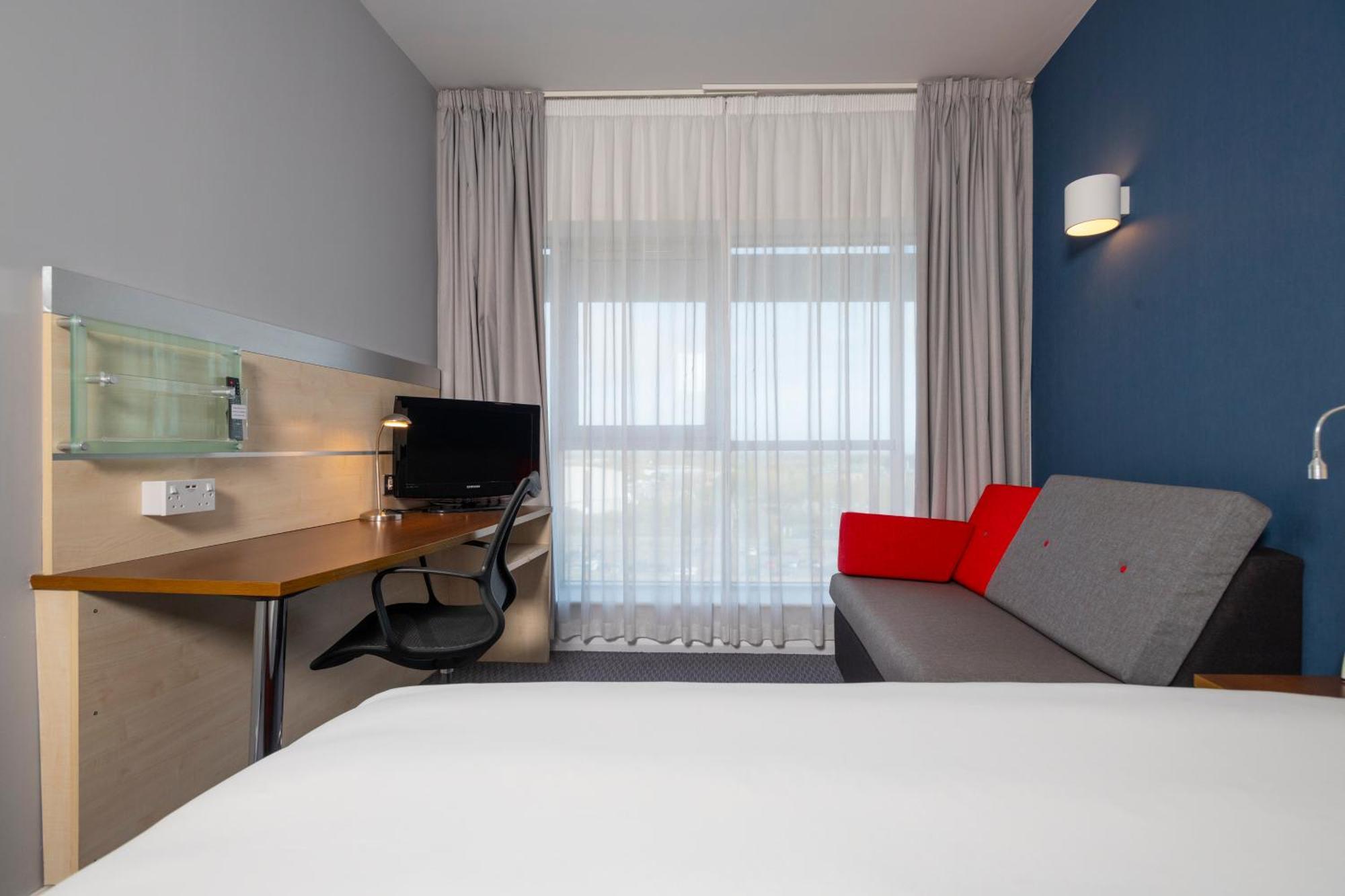 Holiday Inn Express Swindon City Centre By Ihg Экстерьер фото
