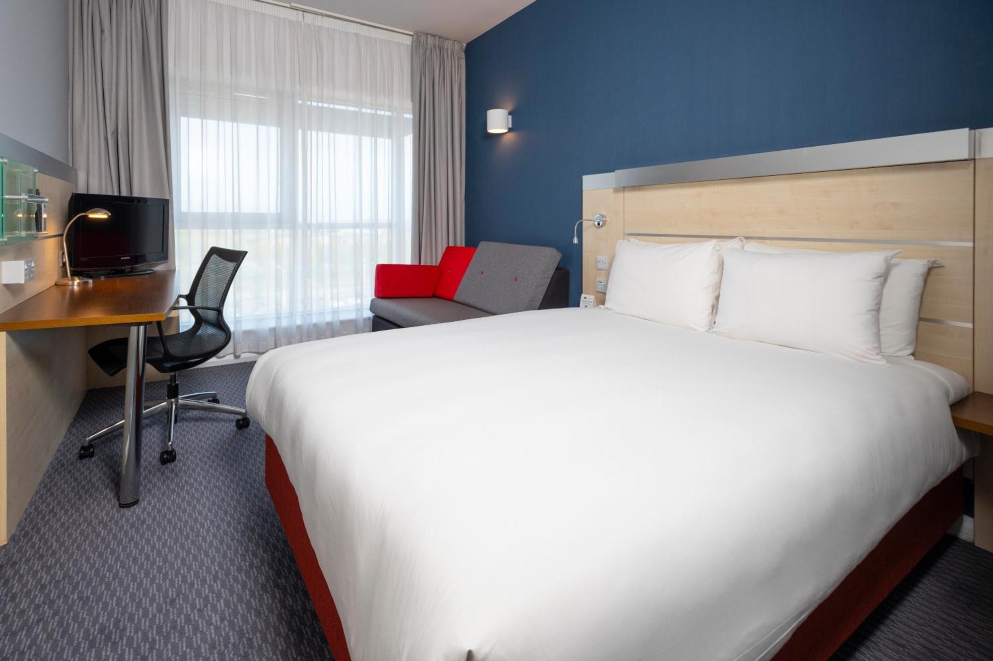 Holiday Inn Express Swindon City Centre By Ihg Экстерьер фото