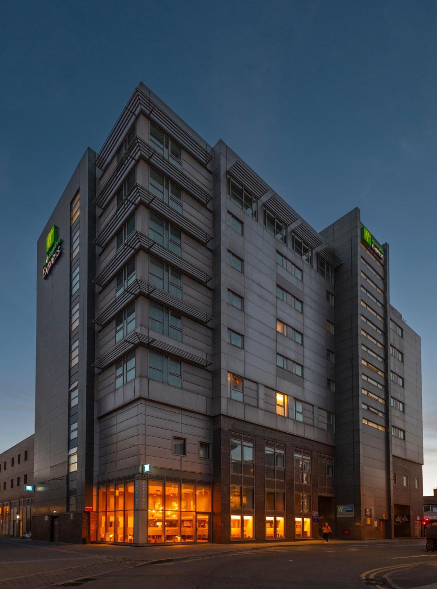 Holiday Inn Express Swindon City Centre By Ihg Экстерьер фото