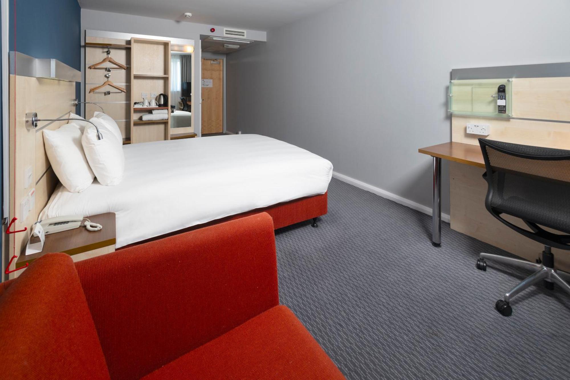 Holiday Inn Express Swindon City Centre By Ihg Экстерьер фото