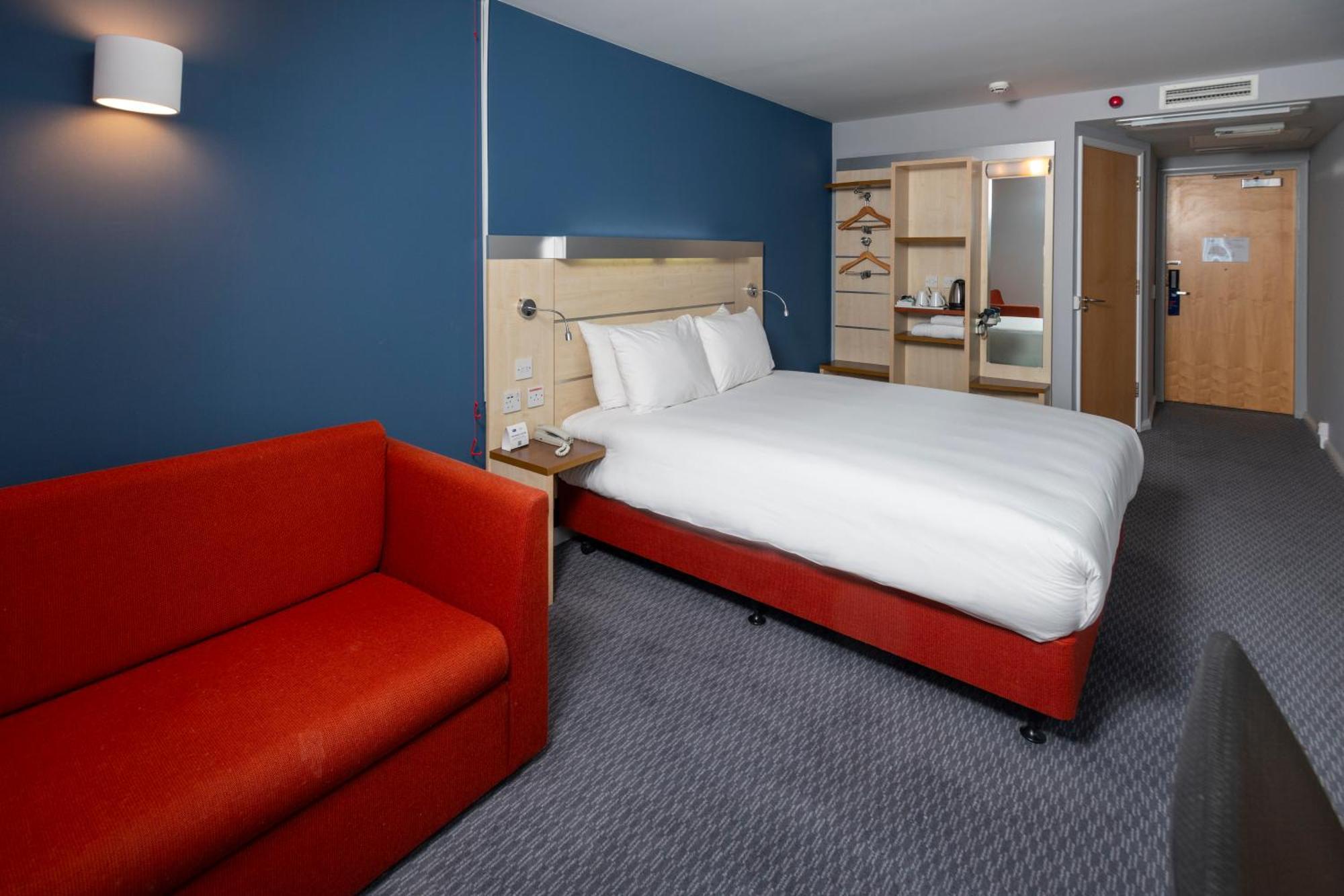Holiday Inn Express Swindon City Centre By Ihg Экстерьер фото