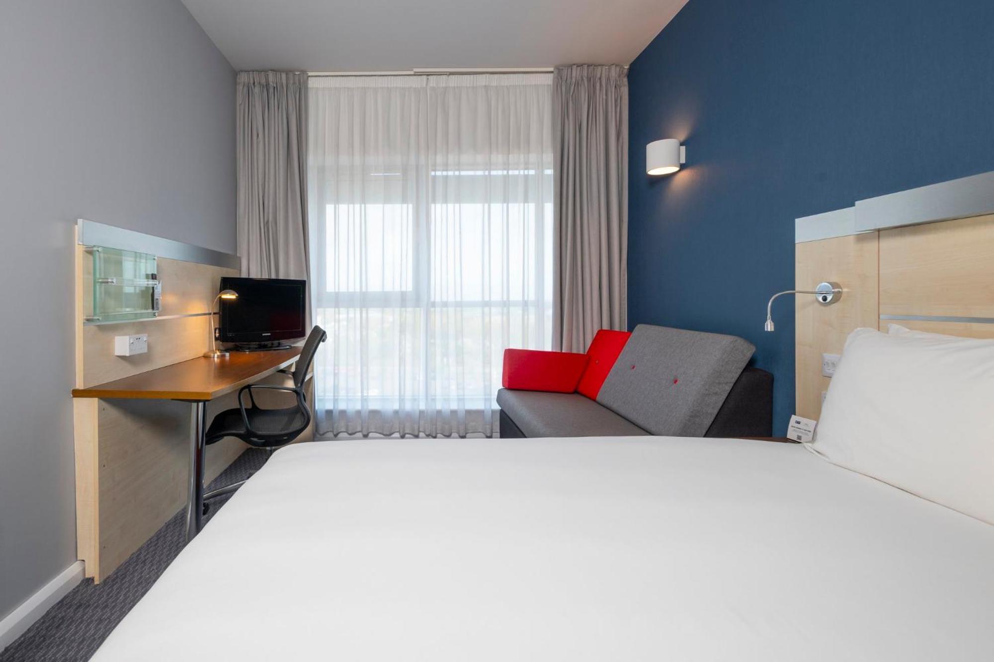 Holiday Inn Express Swindon City Centre By Ihg Экстерьер фото