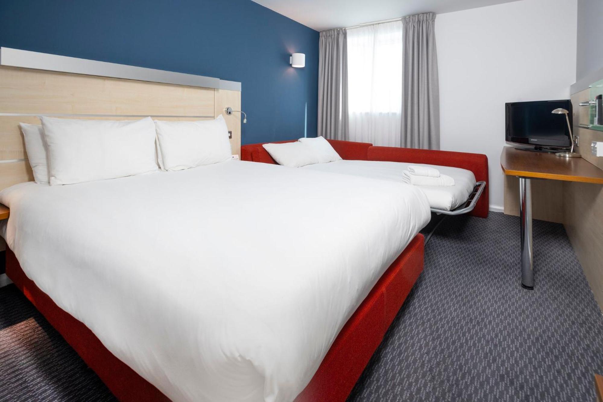 Holiday Inn Express Swindon City Centre By Ihg Экстерьер фото