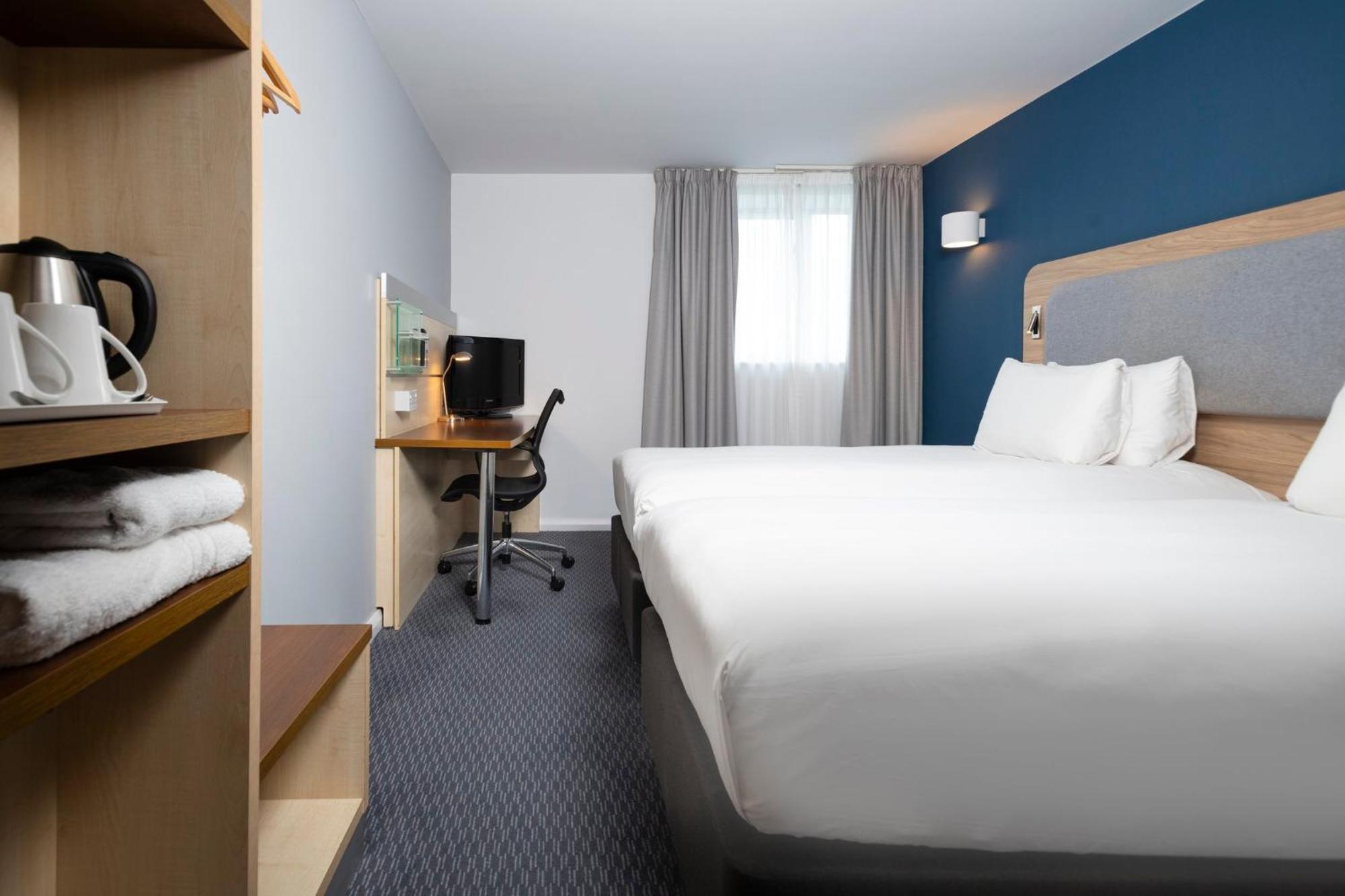 Holiday Inn Express Swindon City Centre By Ihg Экстерьер фото