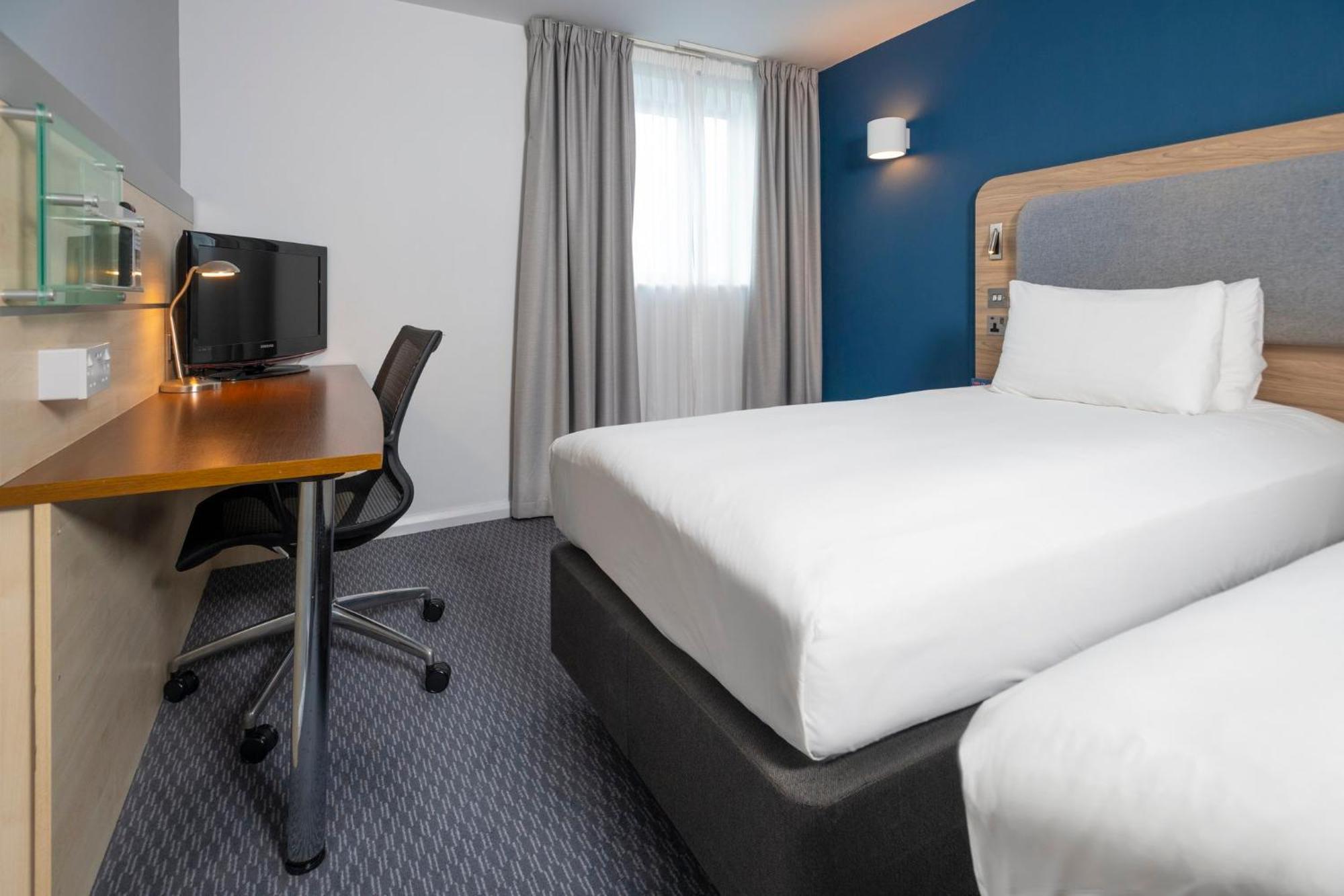 Holiday Inn Express Swindon City Centre By Ihg Экстерьер фото