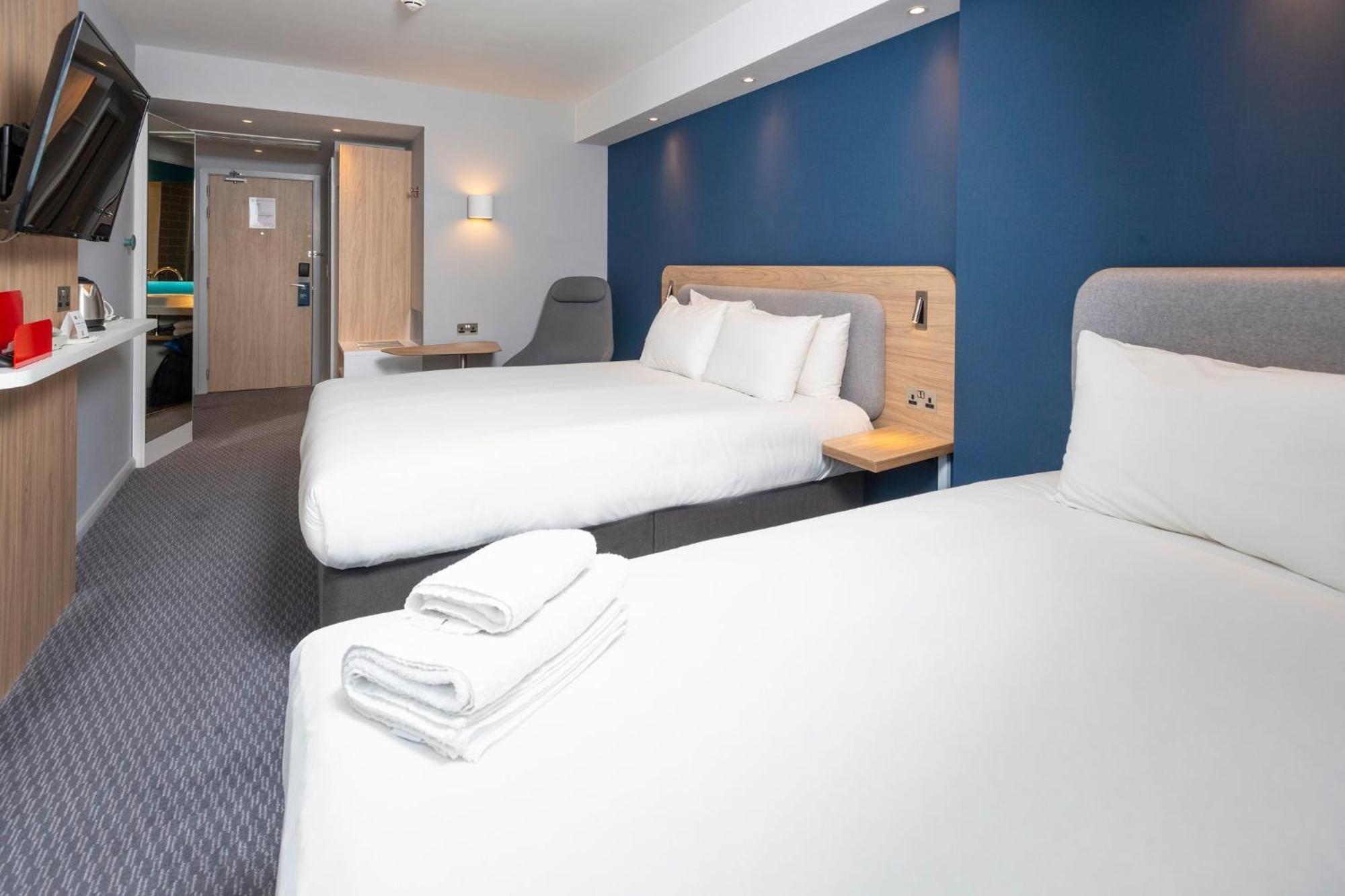 Holiday Inn Express Swindon City Centre By Ihg Экстерьер фото