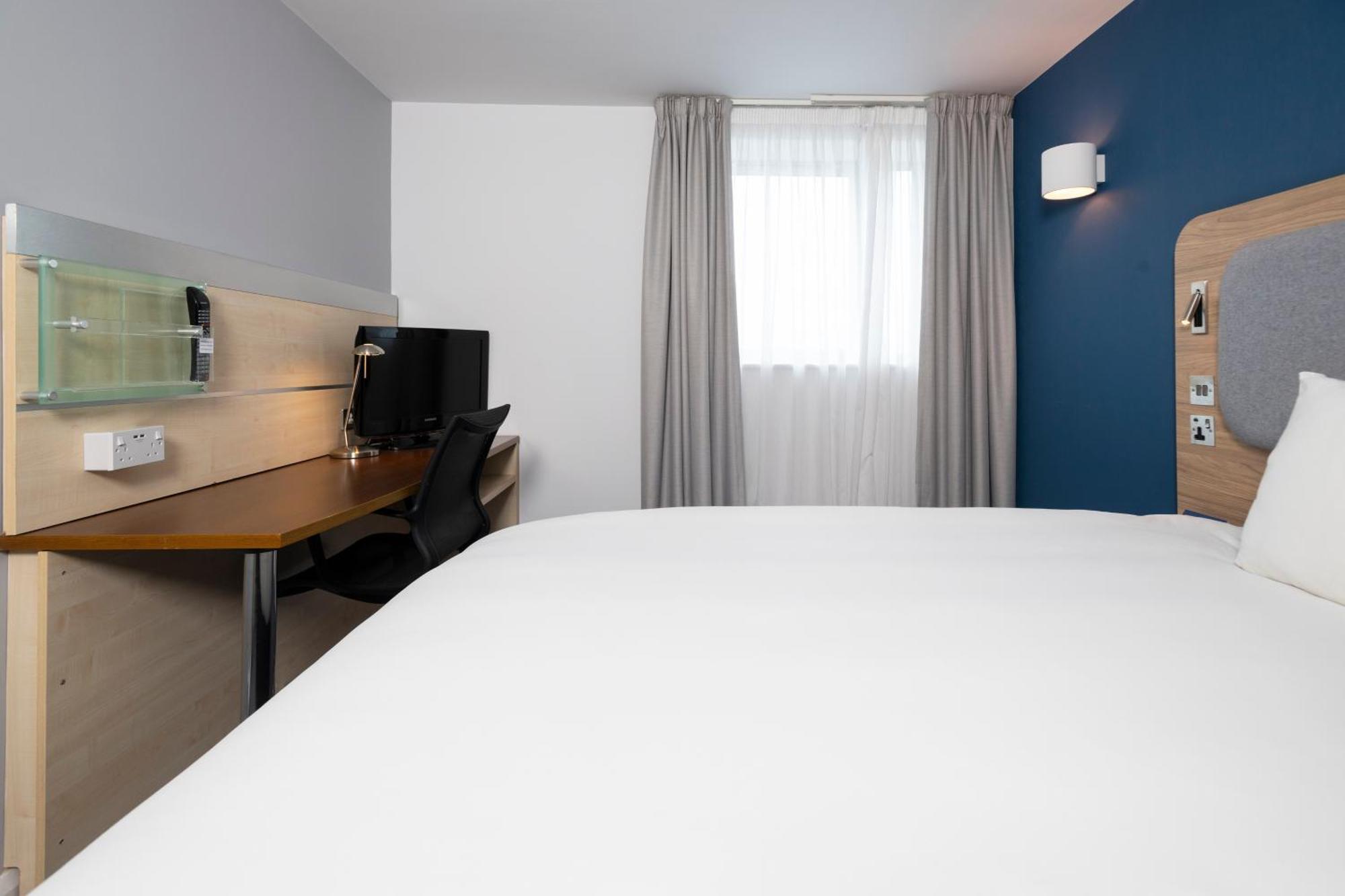 Holiday Inn Express Swindon City Centre By Ihg Экстерьер фото