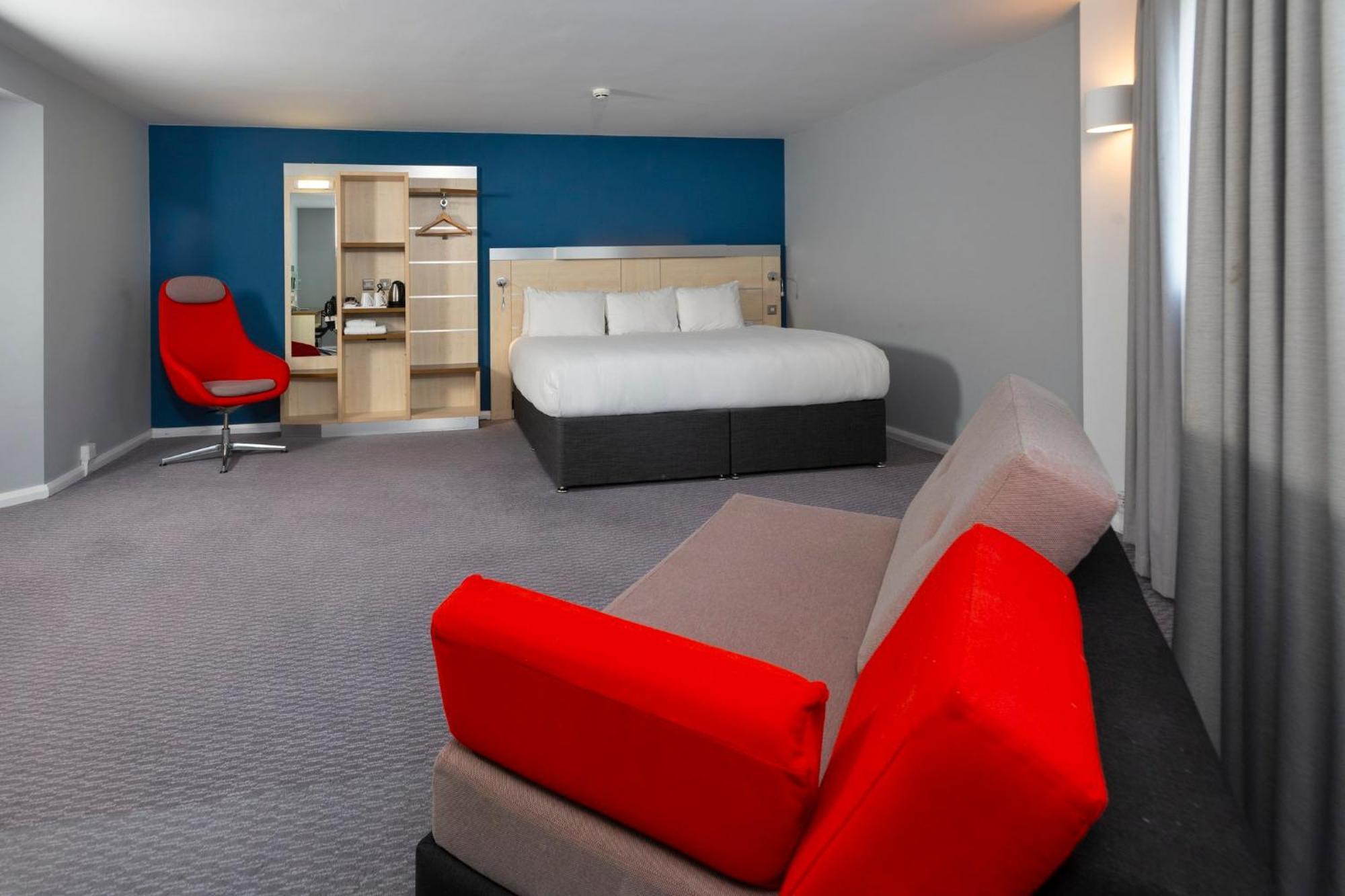 Holiday Inn Express Swindon City Centre By Ihg Экстерьер фото