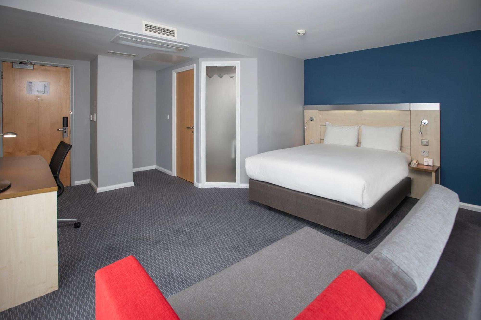 Holiday Inn Express Swindon City Centre By Ihg Экстерьер фото