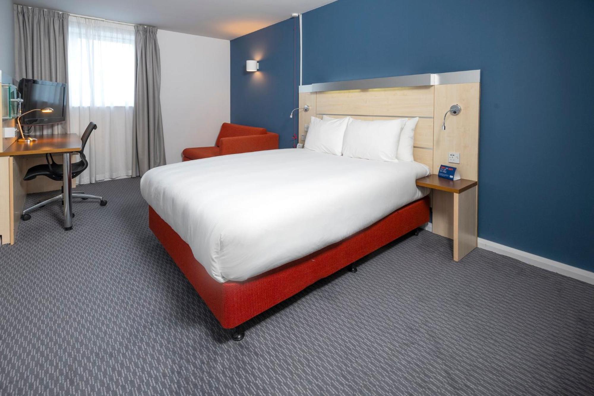 Holiday Inn Express Swindon City Centre By Ihg Экстерьер фото