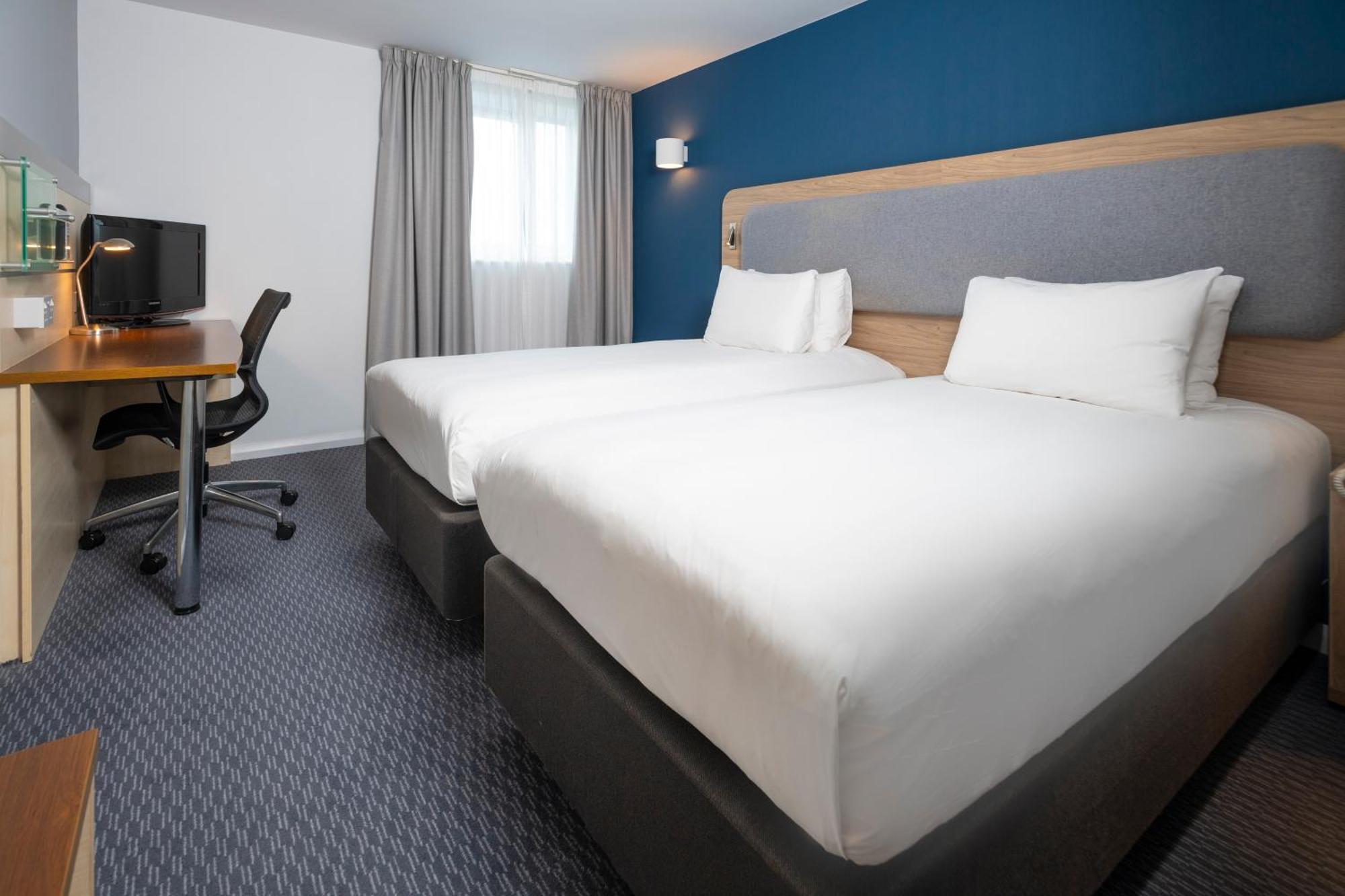 Holiday Inn Express Swindon City Centre By Ihg Экстерьер фото