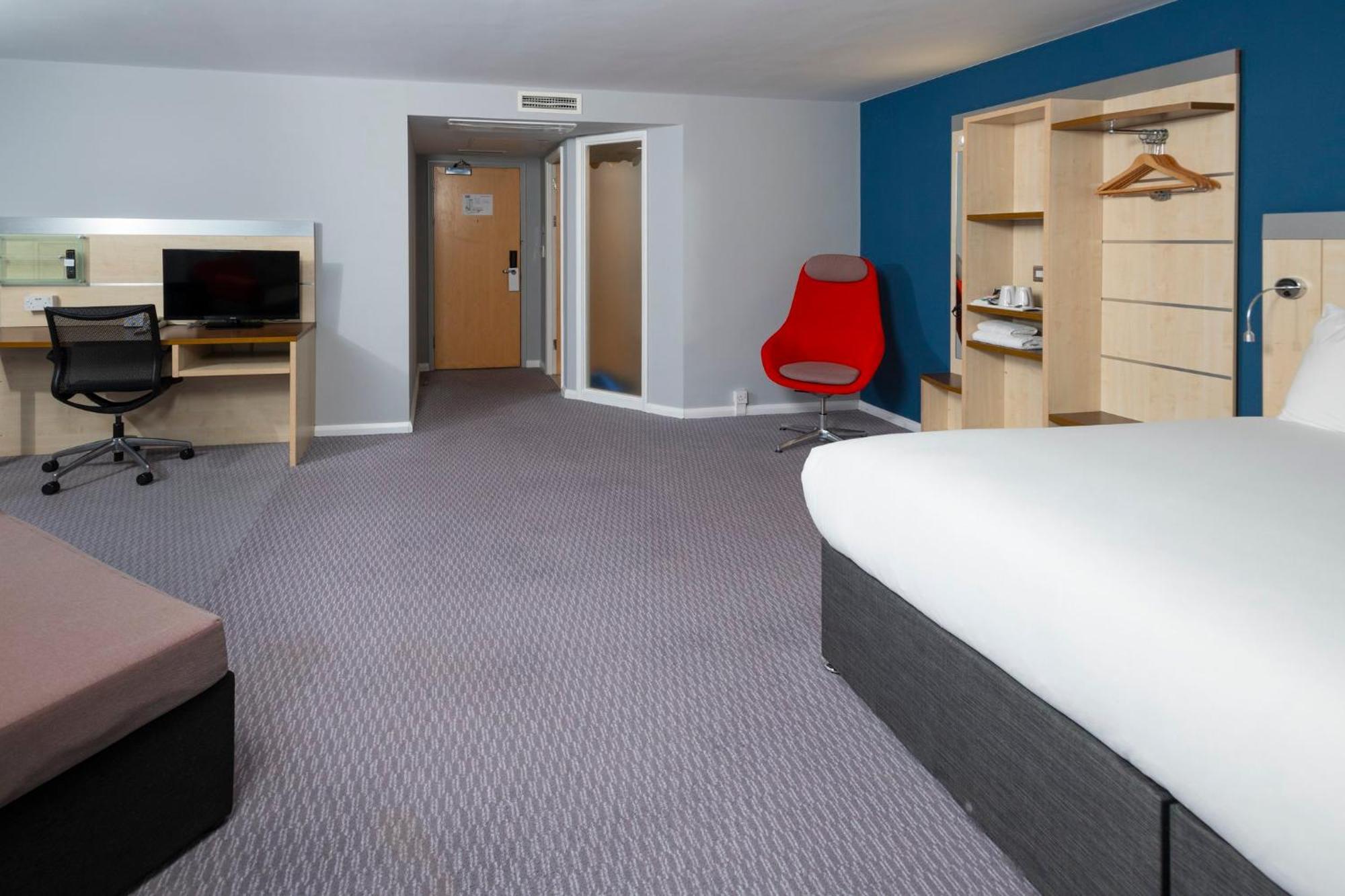 Holiday Inn Express Swindon City Centre By Ihg Экстерьер фото