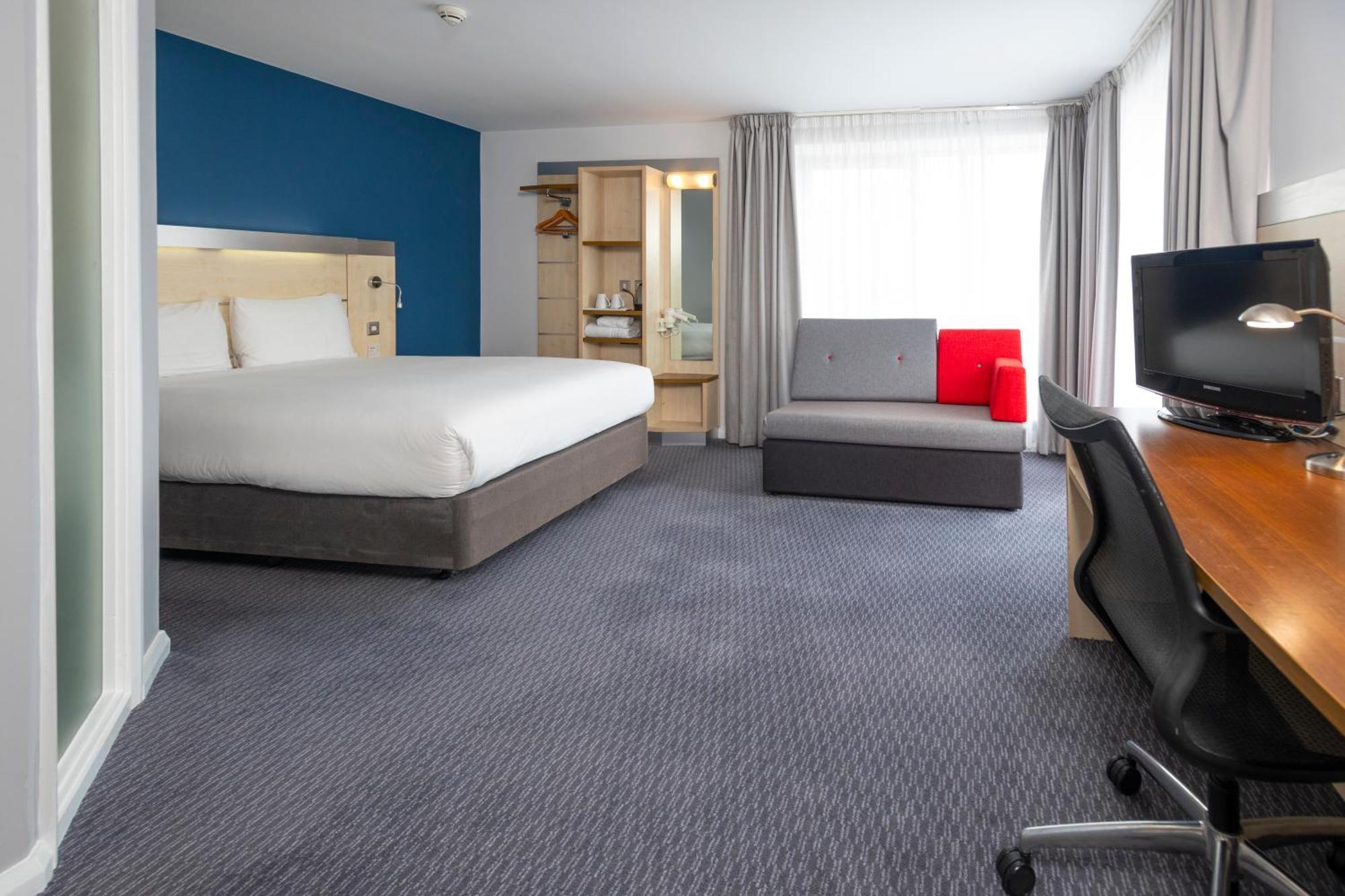 Holiday Inn Express Swindon City Centre By Ihg Экстерьер фото