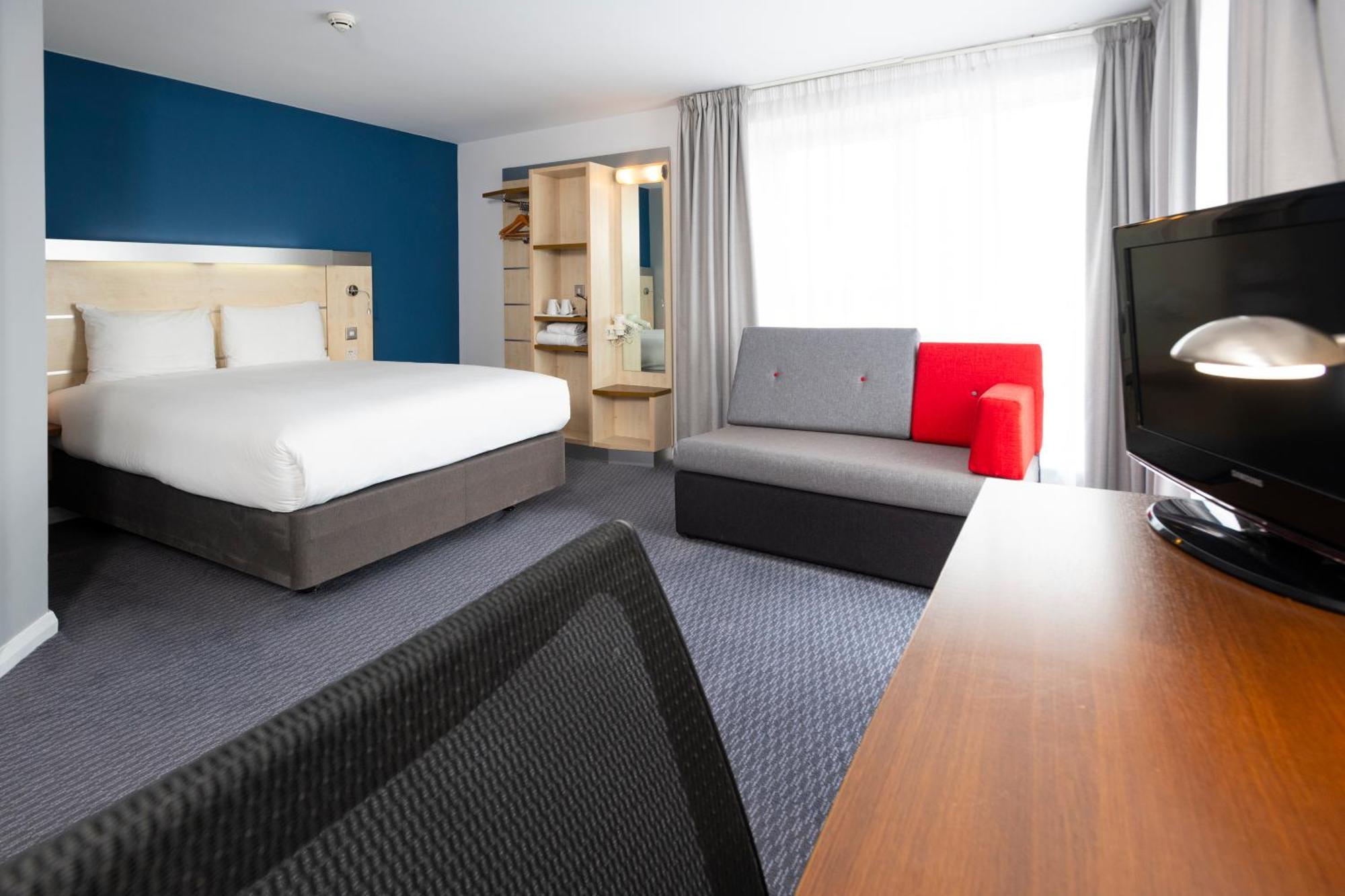 Holiday Inn Express Swindon City Centre By Ihg Экстерьер фото