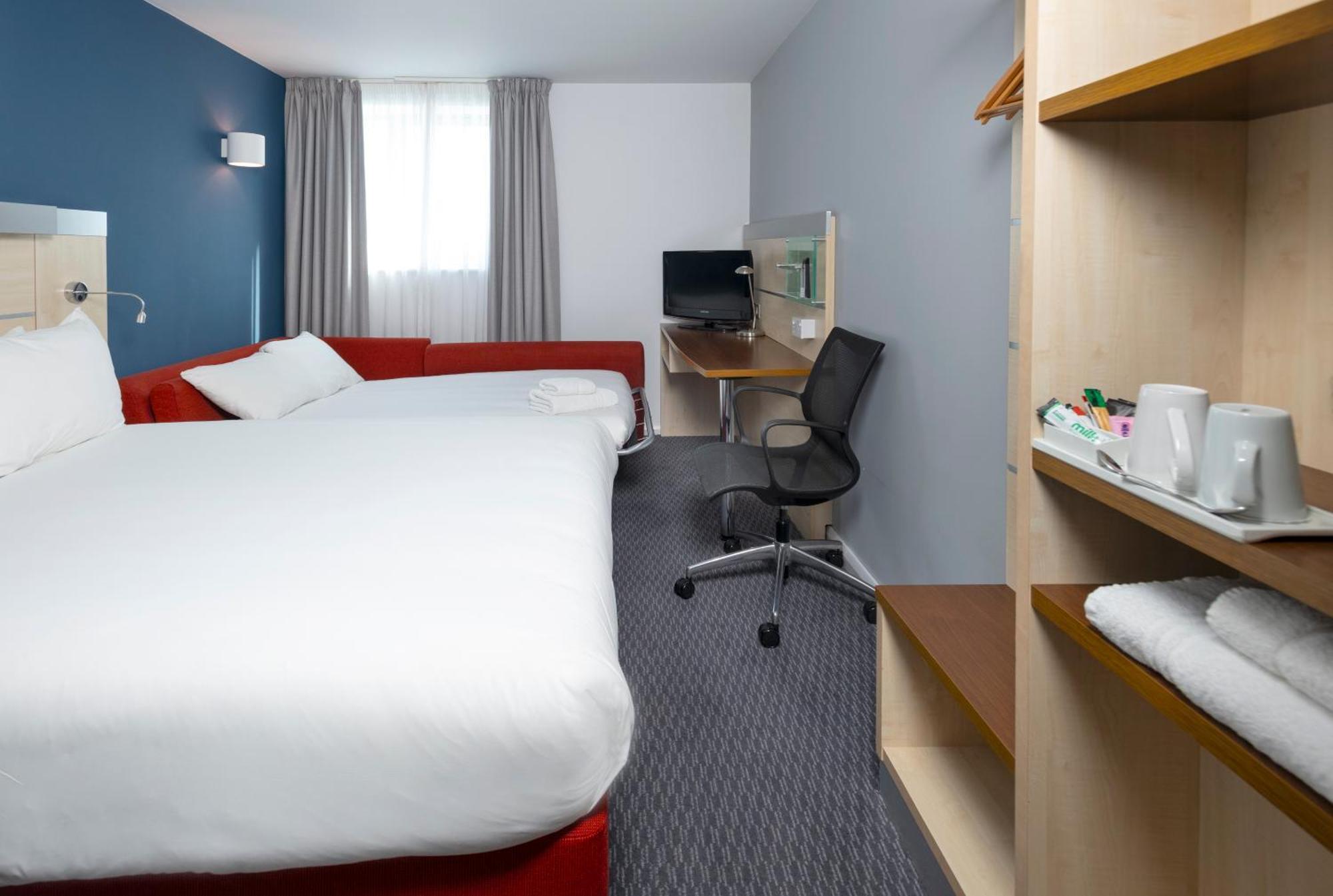 Holiday Inn Express Swindon City Centre By Ihg Экстерьер фото